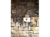 The contradictory silence of love